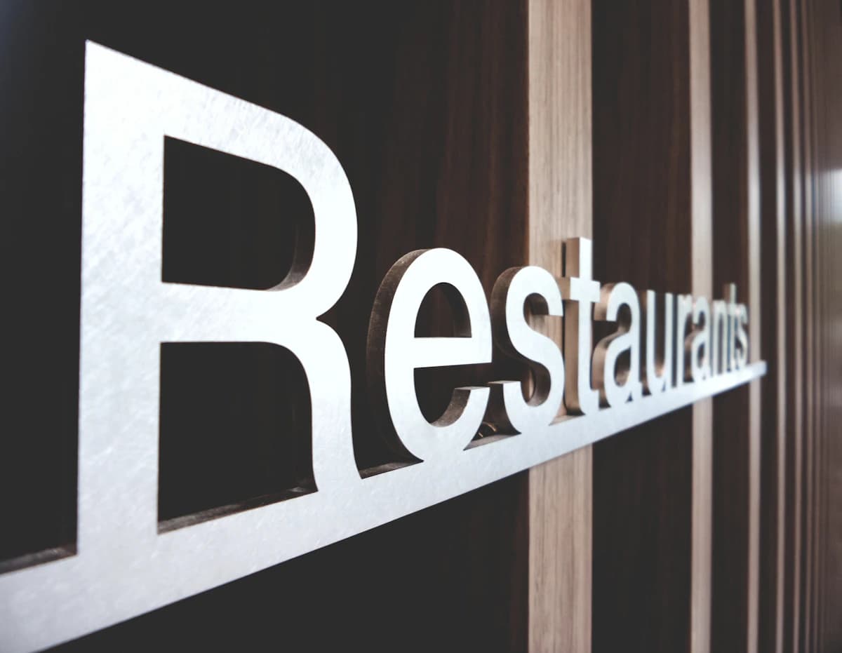 AI chatbot for restaurants: automate reservations and orders